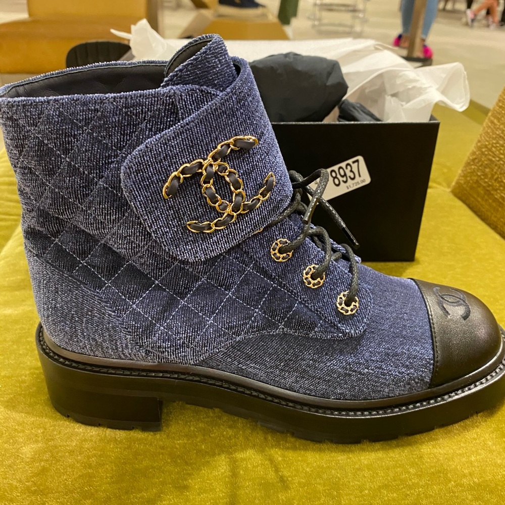 Chanel Limited Edition 21A 
Quilted CC Chain Combat Lace Up Tie BOOTS 42